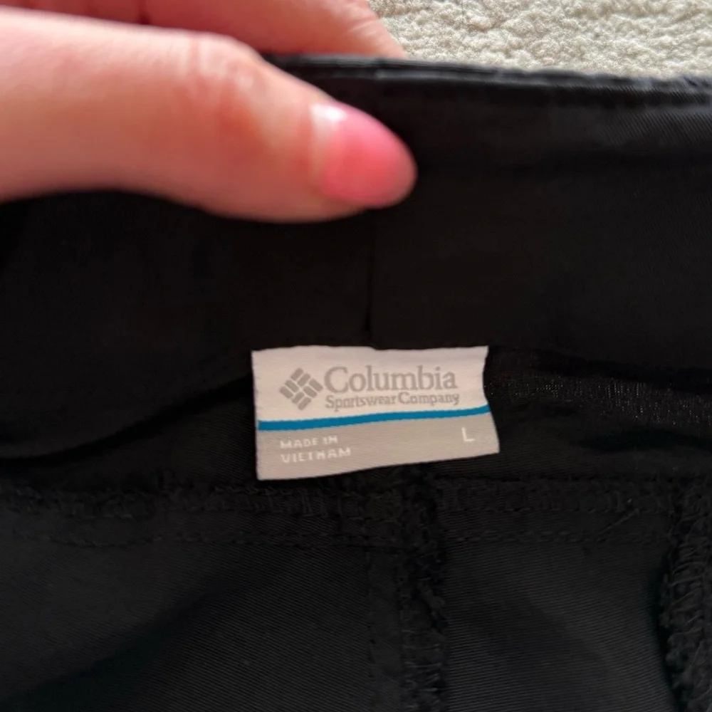 Columbia Black Coral Point ll Shorts | L - Picture 9 of 9